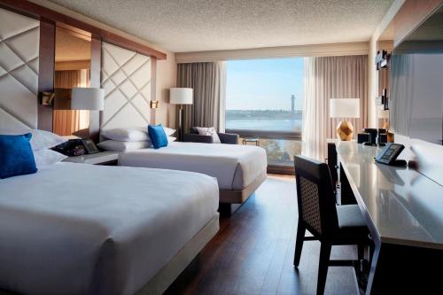 堪萨斯城堪萨斯城机场万豪酒店的酒店客房配有两张床和一张书桌