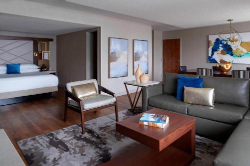 堪萨斯城堪萨斯城机场万豪酒店的客厅配有沙发和1张床