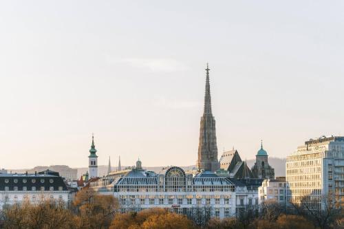 维也纳维也纳万豪酒店的享有城市美景,设有一座建筑和一座塔楼