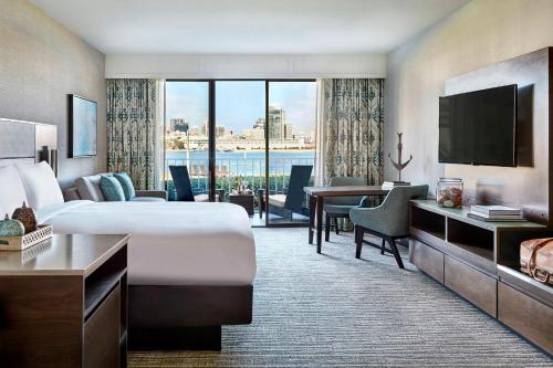 圣地亚哥科罗纳多岛万豪Spa度假酒店的酒店客房设有一张床和一个大窗户