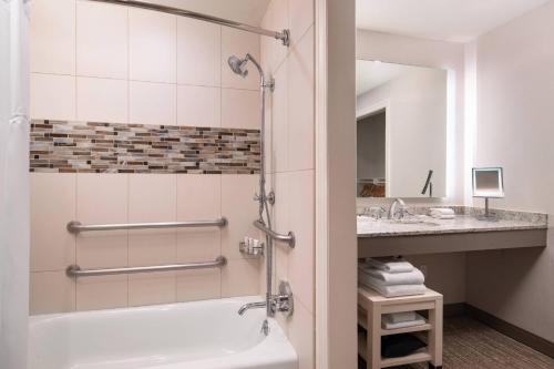 圣地亚哥科罗纳多岛万豪Spa度假酒店的带浴缸和盥洗盆的浴室