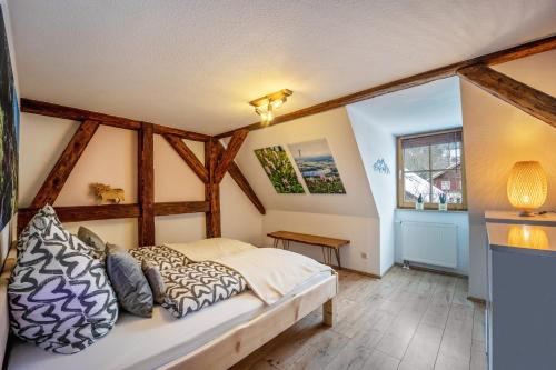 内森尔旺Gipfelstürmer的卧室配有一张床铺,位于带木梁的房间