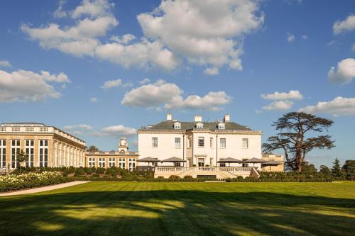 艾弗The Langley, a Luxury Collection Hotel, Buckinghamshire的一座大型白色建筑,拥有一片大片草地
