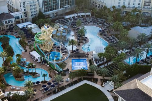 奥兰多盖洛德棕榈水疗度假酒店的享有度假村游泳池的空中景致