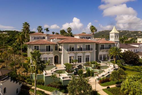 本纳The Ritz-Carlton St. Thomas的棕榈树大宅的空中景观