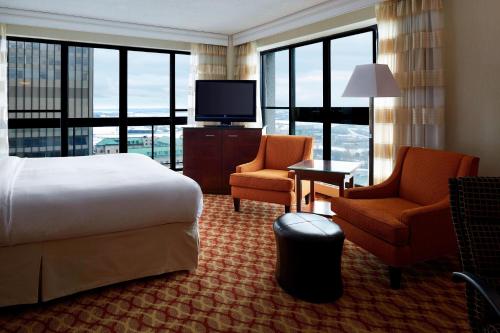 渥太华渥太华万豪酒店的酒店客房配有一张床、两把椅子和一台电视