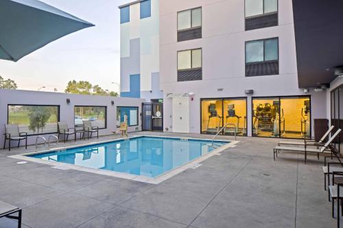 圣地亚哥Fairfield Inn & Suites by Marriott San Diego Pacific Beach的大楼前的游泳池