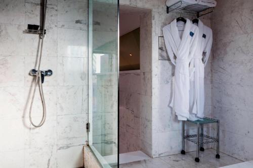 塞维利亚塞维利亚市万豪AC酒店的带淋浴的浴室(带玻璃淋浴间)