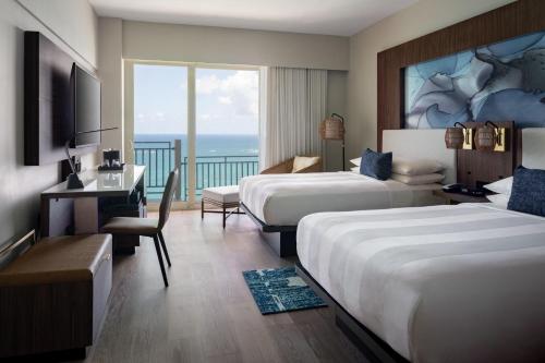 圣胡安圣胡安万豪度假及斯特拉瑞斯娱乐场酒店的酒店客房配有两张床和一张书桌