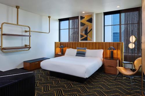 明尼阿波利斯威明普利斯酒店 - 富沙的一间卧室配有一张床、一把椅子和窗户。