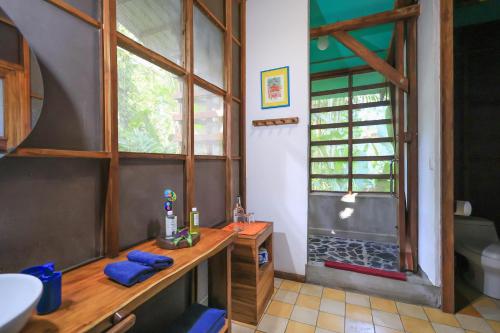 别霍港La Kukula Lodge的浴室配有盥洗盆、卫生间和浴缸。