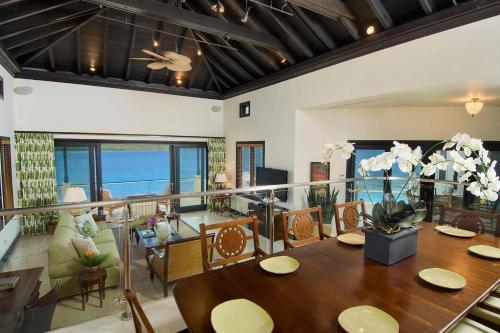 The MillScrub Island Resort, Spa & Marina的一间设有桌子的海景用餐室