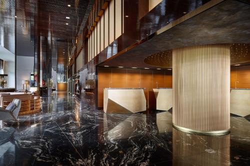 圣保罗JW Marriott Hotel Sao Paulo的一间铺有黑色大理石地板的酒店大堂