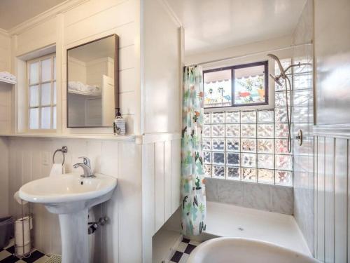 圣克鲁兹Relaxing 3 bedroom Santa Cruz house, 5min to beach的一间带水槽和卫生间的浴室以及窗户。