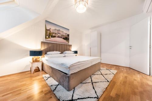 维也纳Smile Apartments Döbling的白色卧室配有大床和地毯