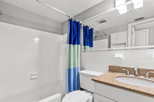 圣徒皮特海滩Sunset Beach Suites的一间带水槽和卫生间的浴室
