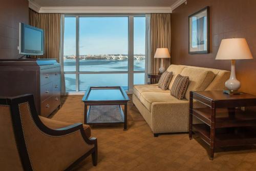 国家海港盖洛德国家度假会议中心酒店的带沙发和大窗户的客厅