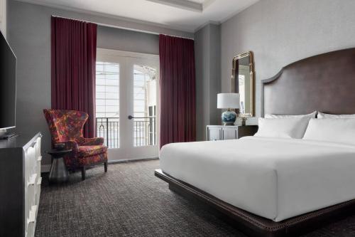 国家海港盖洛德国家度假会议中心酒店的卧室配有一张白色大床和一把椅子