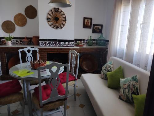 塞特尼尔Casa Primavera的客厅配有桌子和沙发