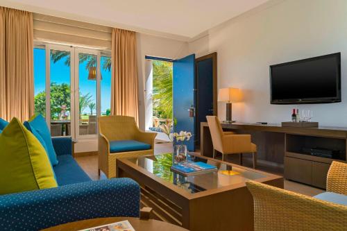 帕拉卡斯Hotel Paracas, a Luxury Collection Resort, Paracas的带沙发和电视的客厅