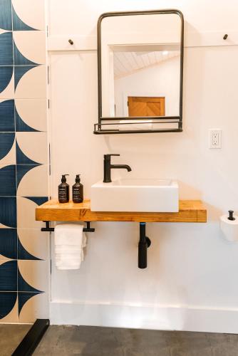 斯廷森海滩Mini Shortboard Room with a Queen Bed的一间带水槽和镜子的浴室