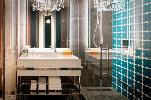 门洛帕克尼亚傲途格精选酒店的一间带水槽和镜子的浴室
