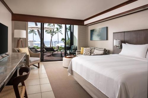 维雷亚茂宜岛维雷亚海滩万豪酒店&度假村的一间带大床的卧室和一间客厅