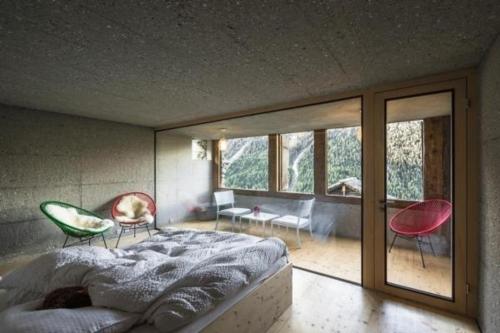洪德莱斯Mayen à Jean的一间卧室配有一张床、两把椅子和窗户