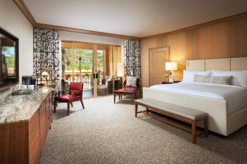 斯科茨斯科茨代尔腓尼基峡谷套房奢华精选度假酒店的酒店客房,配有一张床、一张桌子和椅子