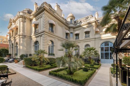 马德里Santo Mauro, a Luxury Collection Hotel, Madrid的一座棕榈树环绕的大建筑