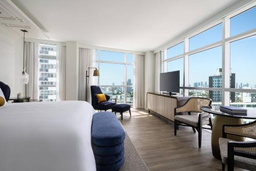 迈阿密海滩The Ritz-Carlton, South Beach的酒店客房配有一张床和一张书桌及一台电视