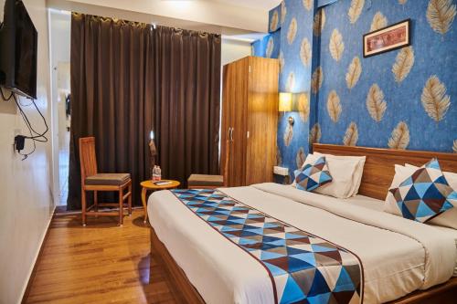斋浦尔The Sarai, Hotel的一间卧室配有一张蓝色墙壁的床