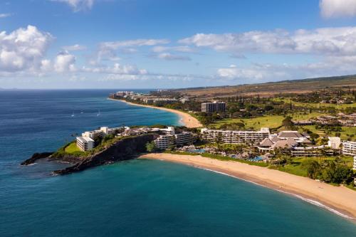 拉海纳毛伊岛喜来登Spa度假酒店的海滩上的度假村的空中景致