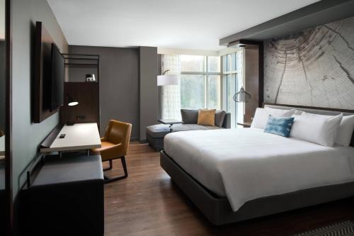 摩根敦摩根敦海滨广场万豪酒店的一间卧室设有一张床和一间客厅。