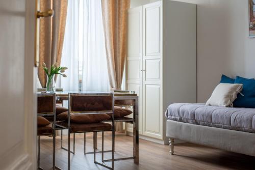 罗马泰尔米尼公寓的客厅配有桌子和沙发