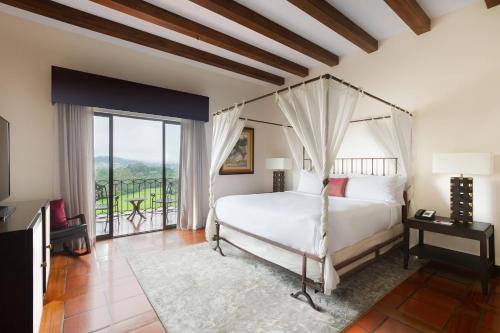 圣何塞Costa Rica Marriott Hotel Hacienda Belen的一间卧室设有一张床和一个大窗户