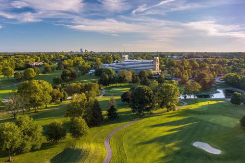 列克星敦Marriott Lexington Griffin Gate Golf Resort & Spa的享有高尔夫球场空中景色,设有一座大楼