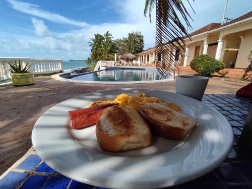 大玉米岛卡萨加拿大酒店的桌边桌边的一块食物