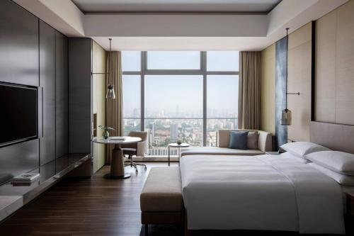 张家港张家港万豪酒店的酒店客房设有一张床和一个大窗户