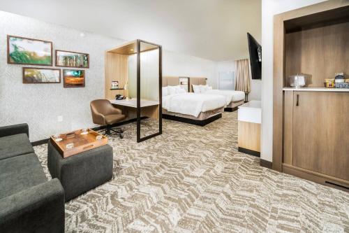 艾兰帕克SpringHill Suites Island Park Yellowstone的酒店客房带两张床和一个客厅