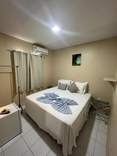 费尔南多 - 迪诺罗尼亚Casa do Anjo的一间卧室,卧室内配有一张大床