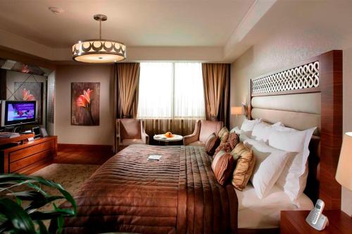 伊斯坦布尔伊斯坦布尔亚洲万豪酒店 的酒店客房设有一张大床和一台电视。