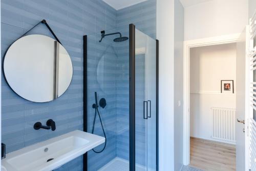 罗马Olimpico Apartment - Zen Real Estate的带淋浴和盥洗盆的浴室