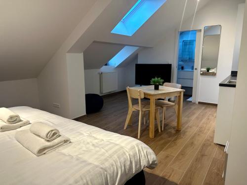 卢森堡IMMOBILIARE Lux Tram的一间卧室配有一张床、一张桌子和一台电视。