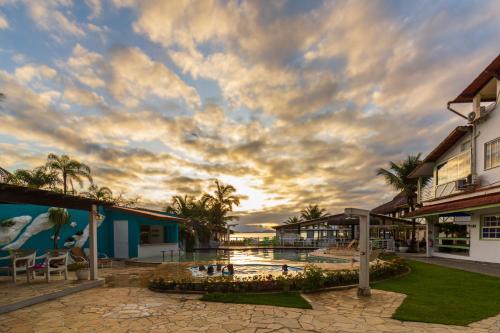 安格拉杜斯雷斯达来斯特旅馆的一座带游泳池和云天的度假村