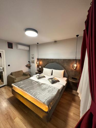 伊斯坦布尔考纳尔浩特酒店的一间卧室配有一张大床和一张沙发