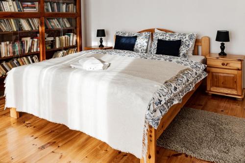 包道乔尼托毛伊Levendula Apartmanház的卧室配有一张带白色棉被的大床