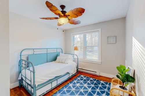 柏林Peace of Mind的一间卧室配有蓝色双层床和吊扇