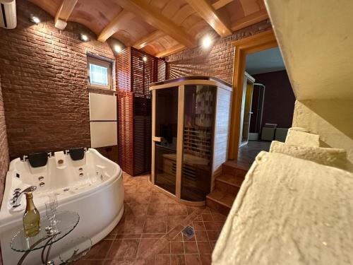 罗加斯卡斯拉提纳B&B Villa Angelina的大型浴室设有浴缸和淋浴。
