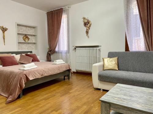 威尼斯La Dogaressa Guest House的客厅配有床和沙发
